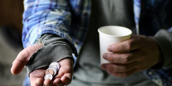 أطفال تلازمت حياتهم البائسة مع الموتى في المقابر