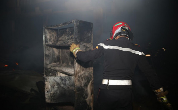 الدار البيضاء : حريق مستمر في خردة معدنية ورجال إطفاء في الموقع