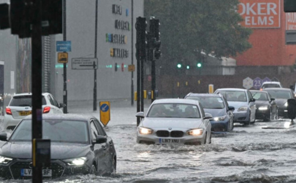 السلطات البريطانية تحذر من فيضانات قد تعطل السفر