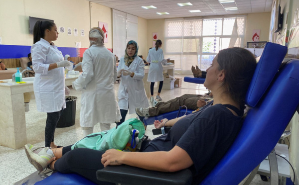 سكان البيضاء يتبرعون بالدم في شهر رمضان