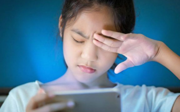 تحذير: تأثير الاستخدام المطول للأجهزة الإلكترونية على صحة الأطفال
