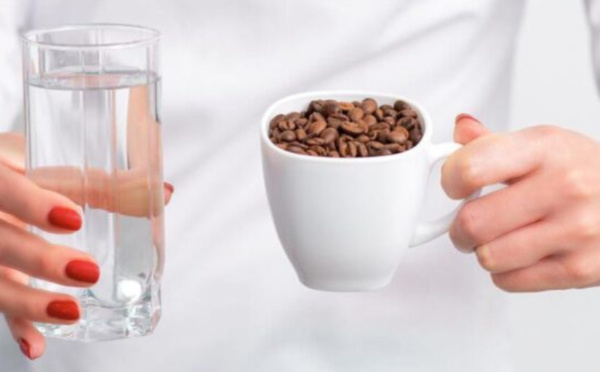 الماء بعد القهوة: ماذا يحدث عندما تجتمع القهوة بالماء؟