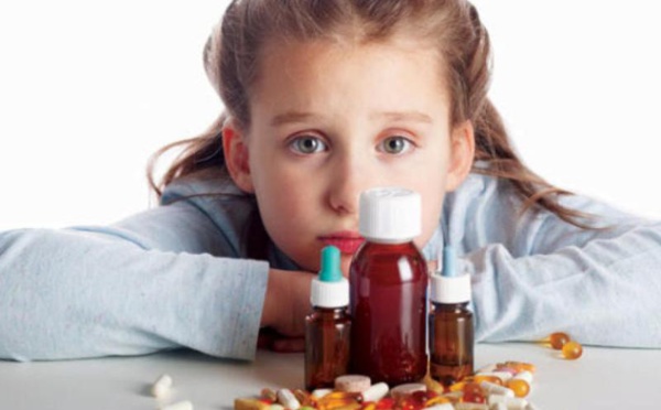 أضرار تناول الأطفال للأدوية التي لا يبعدها البالغين عن رؤياهم