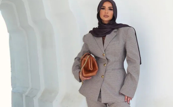 تنسيق الرمادي مع البني للمحجبات: إطلالات عصرية مستوحاة من مدونات الموضة