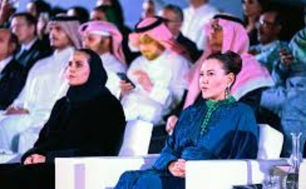 الأميرة للا حسناء والشيخة المياسة بنت حمد آل ثاني تترأسان بالدوحة تظاهرة “عرض أزياء القفطان”