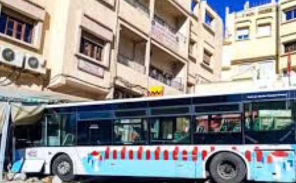 حادثة حافلة تصدم مقهى شعبي بمولاي إدريس زرهون