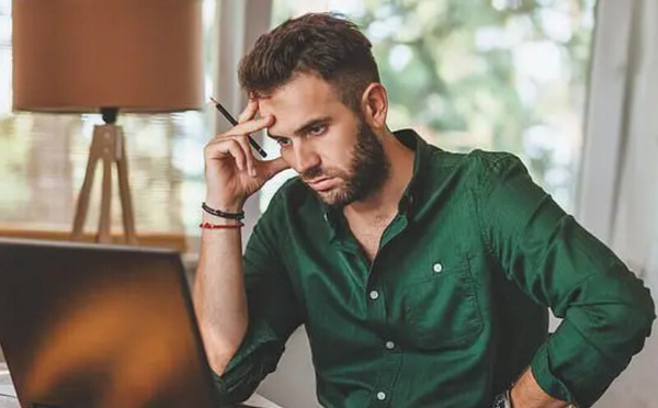 لماذا نشعر بالإرهاق الجسدي رغم الجلوس الطويل؟ دراسة تشرح السبب