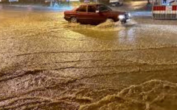 عاصفة رعدية تجتاح طنجة وتتسبب في سيول وفيضانات