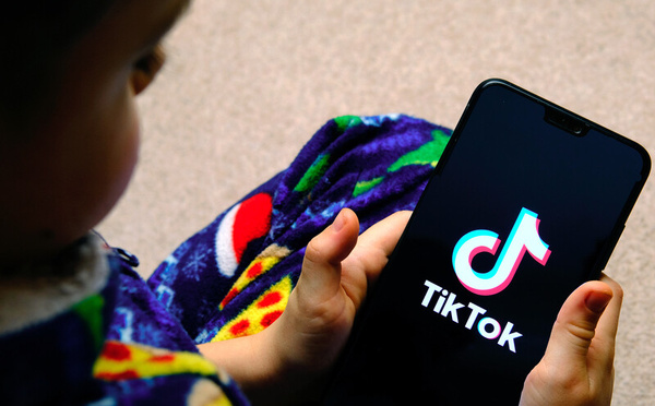 وفاة طفل بسبب تحدي على تيك توك يعيد النقاش حول مسؤولية المنصات الرقمية