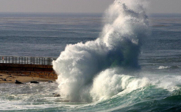 أمواج عاتية ورياح قوية تضرب السواحل الشمالية للمغرب ابتداء من الاثنين