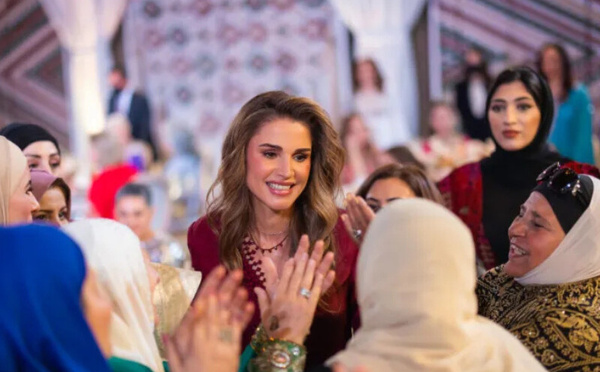 الملكة رانيا تتألق بإطلالة راقية من تصميم لبناني خلال حفل إفطار في عمان