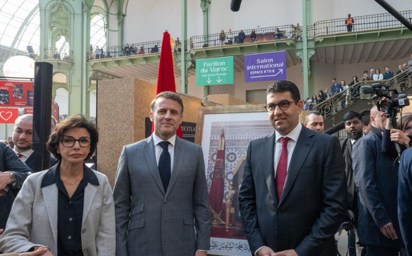الرئيس الفرنسي يزور الجناح المغربي بمعرض الكتاب بباريس ويشيد بالصداقة المغربية الفرنسية