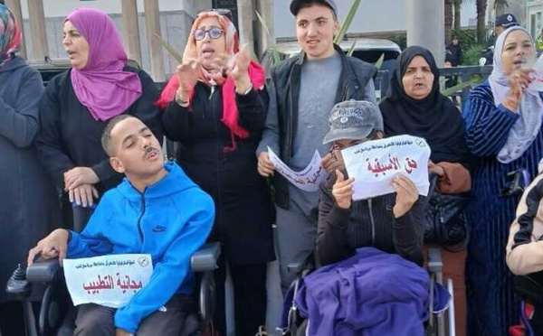 ذوو الإعاقة يحتجون أمام البرلمان: لا تراجع عن الحقوق والكرامة