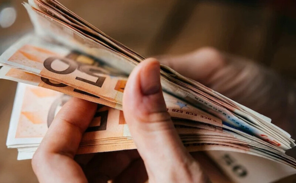 تورط سائقي تطبيقات النقل الحضري في السوق السوداء للعملة يثير قلق مكتب الصرف