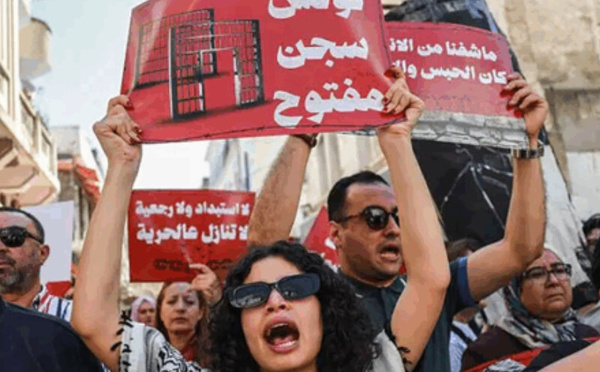 تونس: جدل واسع حول حملة السلطات ضد جمعيات حقوق اللاجئين الأفارقة