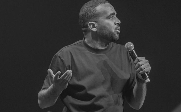 محمد باسو يطلق عرضه الكوميدي الجديد “آتوت” من فرنسا