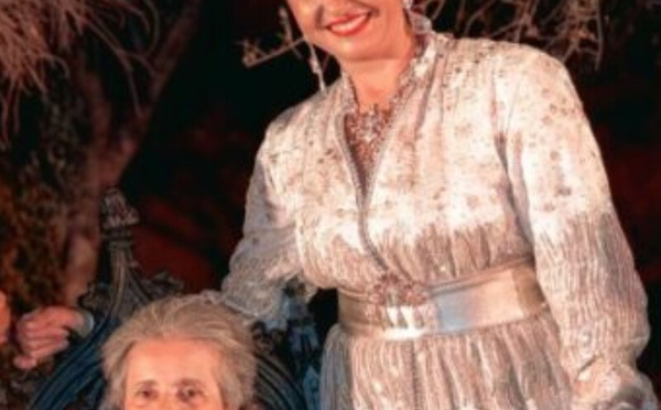 بعبارات حزينة ووفية.. الفنانة أسماء الخمليشي تعلن وفاة والدتها