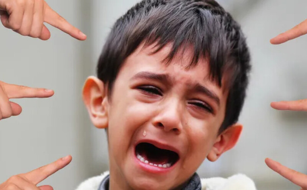 شاشة مُظلمة: كيف يحوّل العنف الرقمي عالم الأطفال إلى عزلة صامتة؟