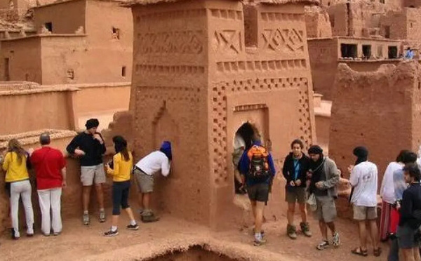 المغرب يعزز عائداته السياحية بإيرادات تفوق 54 مليار درهم في النصف الأول من 2025