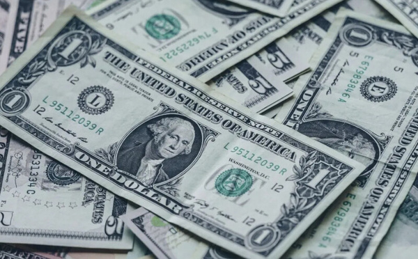 الدولار الأمريكي يرتفع وسط اتفاقات تجارية وإيجابية في محادثات التجارة العالمية