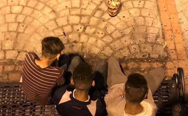 حين تصبح الأرصفة بديلاً عن الأسرة..