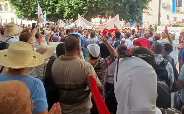 احتقان في قطاع التعليم بتونس: أساتذة يحتجون أمام وزارة التربية قبيل الدخول المدرسي