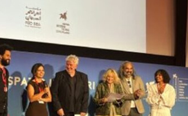 المخرجة المغربية هند بنصاري تتوج بجائزتين عن فيلمها الوثائقي “Out of School” في مهرجان البندقية