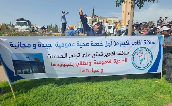 احتجاجات حاشدة أمام مستشفى الحسن الثاني بأكادير بسبب تردي الخدمات الصحية