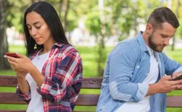  كيف تؤثر وسائل التواصل الاجتماعي على تواصل الأسرة؟