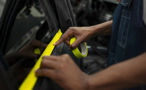 الأشرطة العاكسة.. مبادرة لتعزيز السلامة الطرقية وتفادي حوادث الليل