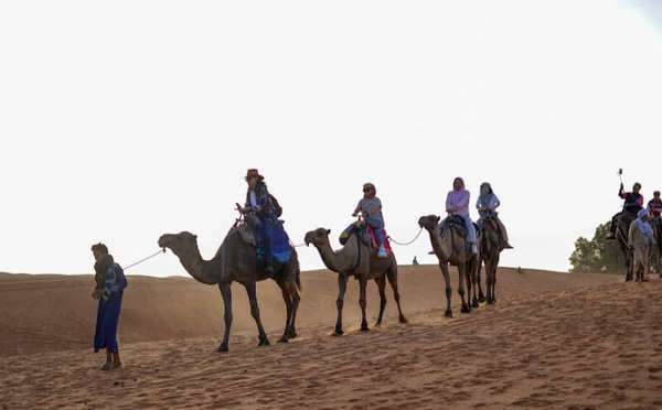 رغم محدودية البنية الفندقية.. السياحة الصحراوية بالمغرب تسجل إقبالا متزايدا