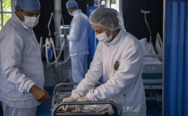 هجرة الأطباء من القطاع العام إلى الخاص.. حين يصبح المواطن آخر من يُفكَّر فيه