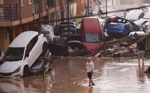 الحكومة الإسبانية تحذر السكان من "خطر استثنائي" مع وصول موجة الأمطار لفالنسيا