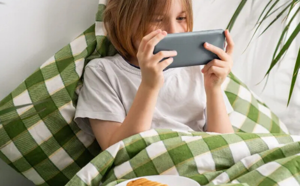 الراحة المفرطة في زمن التواصل الاجتماعي : عندما يصبح السرير ملاذاً لجيل زد