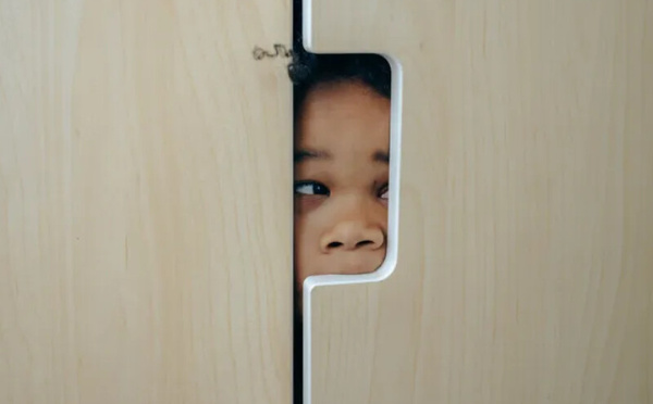 التربية على الصراحة: لماذا يجب أن نمنع أطفالنا من كتمان الأسرار السيئة؟