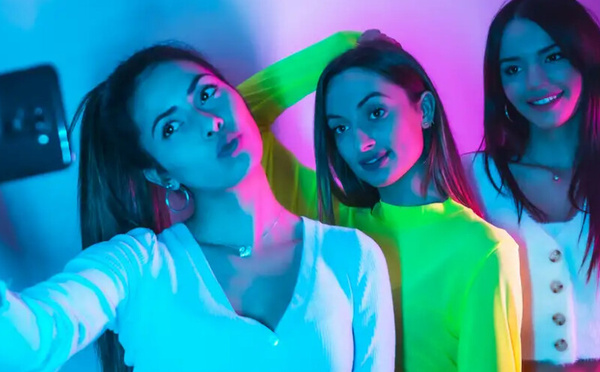 النجاح الوهمي على وسائل التواصل الاجتماعي : كيف تقوّض المقارنات المستمرة ثقة المراهقين بأنفسهم