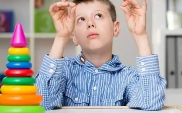 كيفية التعامل مع طفل مصاب بالتوحد : خطوات وأساليب للتربية والدعم