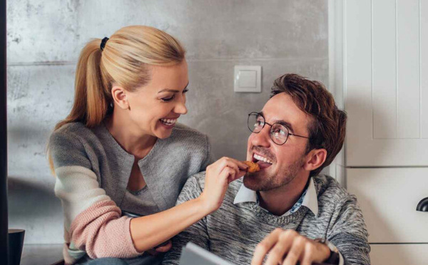 احذري أن تتحولي إلى أم لزوجك : نصائح للحفاظ على دورك كشريكة لا كمربية