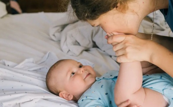 البوتوكس والأمومة..هل تهدد لغة المشاعر بين الأم وطفلها؟