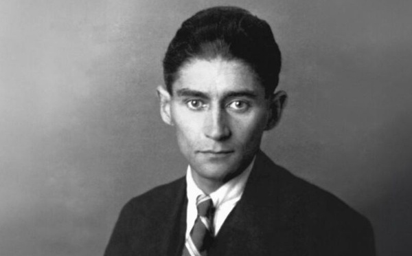 مصطفى الحسناوي يتأمّل عوالم كافكا.. أشهر أدباء القرن العشرين