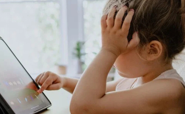 التوازن الرقمي داخل الأسرة: كيف يواكب الأطفال والآباء عصر الشاشات؟