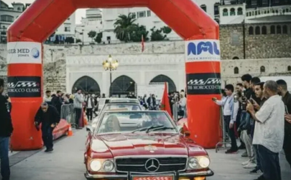 رالي "المسيرة الخضراء… طريق العيون" ينطلق من طنجة ويجمع أكثر من 50 سيارة كلاسيكية