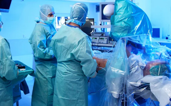 فضيحة في مستشفى غراتس: توقيف طبيبة سمحت لابنتها ذات الـ12 عاماً بالمشاركة في عملية جراحية دقيقة