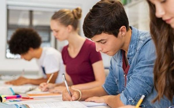 الجدول المدرسي:  الطلاب يعرضون أفكارهم في المؤتمر المواطني