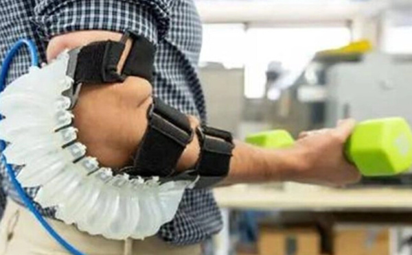 باحثون أمريكيون يبتكرون هيكلاً روبوتياً مرناً لتقليل إصابات العمال في المصانع