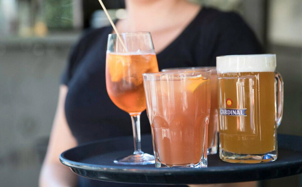 عمال قطاع المطاعم والفنادق يطالبون بزيادات ورواتب أفضل