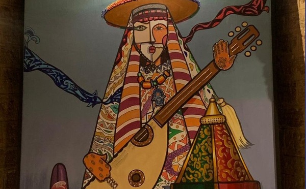 ريشة كاميليا الزرقاني ترسم حوارًا بين الحرف العربي والهوية المغربية