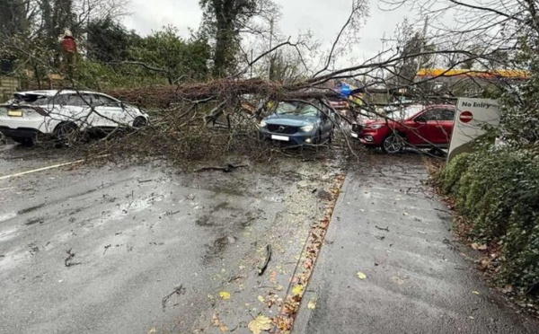 عاصفة "كلوديا" تتسبب في وفاة 3 أشخاص وإصابة العشرات بالبرتغال