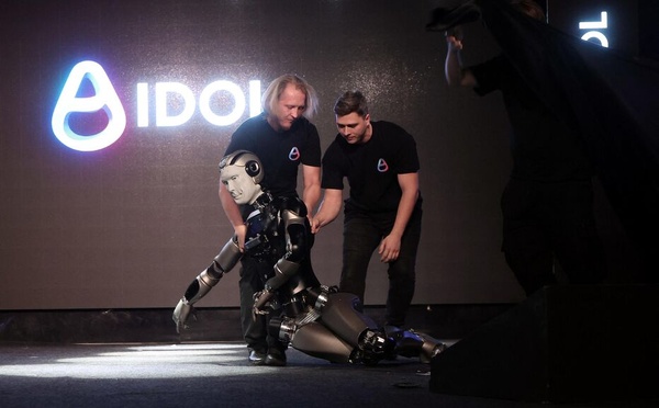 فشل مدوٍ: أول إنسان آلي روسي ينهار أثناء تقديمه