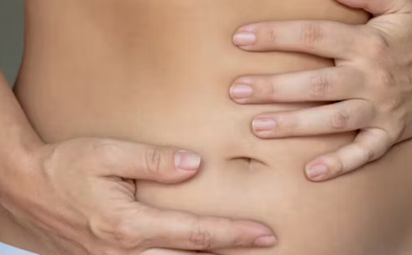 لماذا يميل البطن إلى الانتفاخ بعد سن الأربعين؟ تفسير أخصائية التغذية